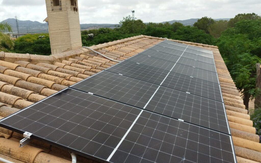 Autoconsumo solar con placas y baterías en una vivienda de Alicante