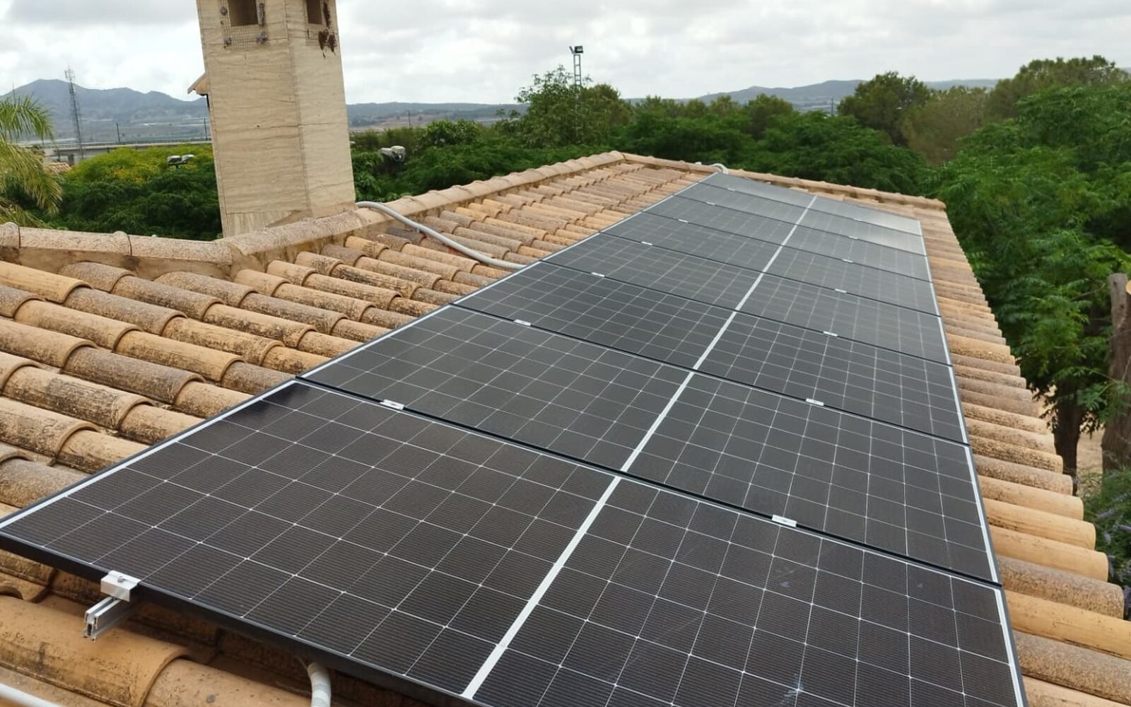 Autoconsumo solar con placas y baterías en una vivienda de Alicante