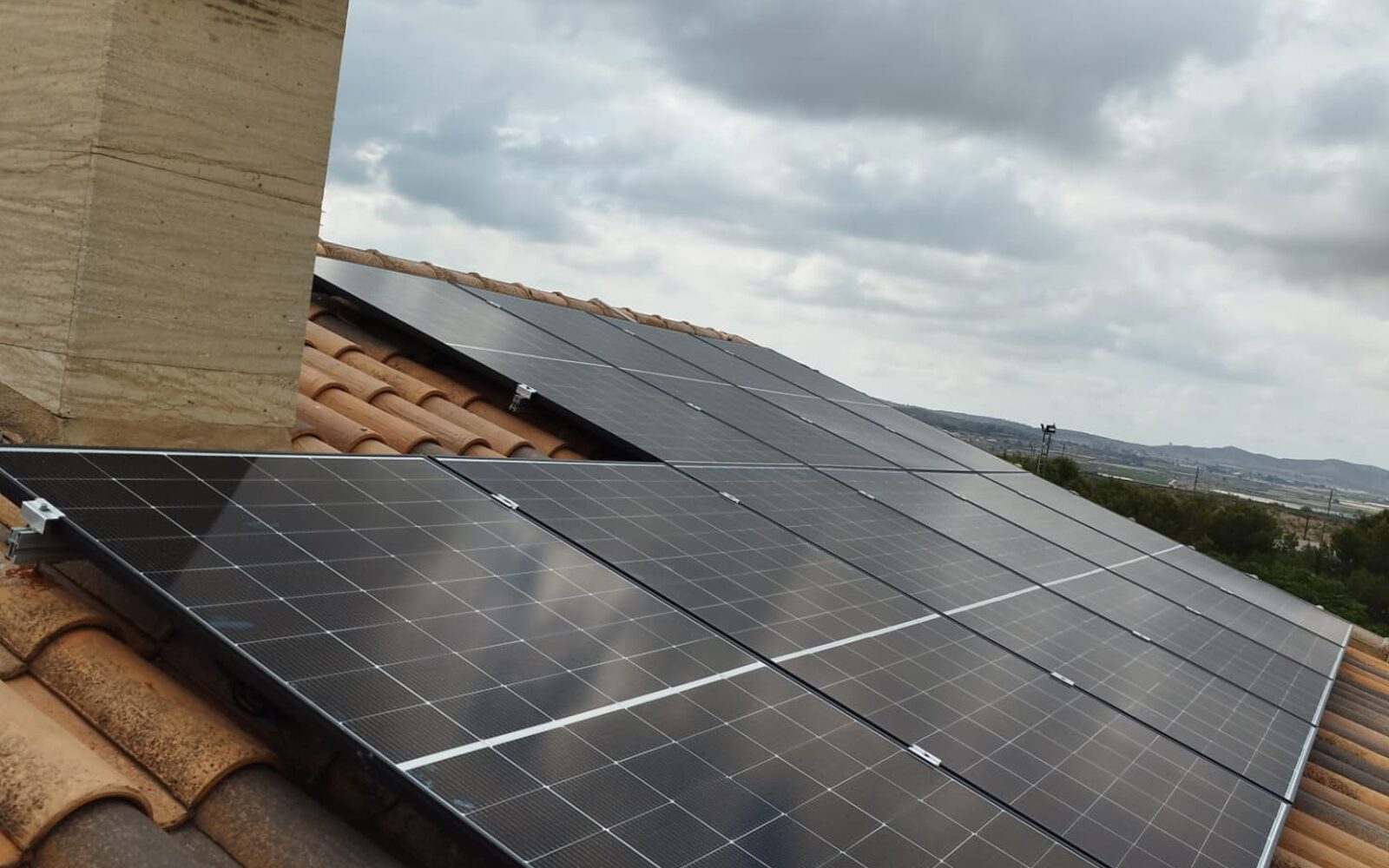 Instalación de placas solares en una vivienda de San Juan de Alicante